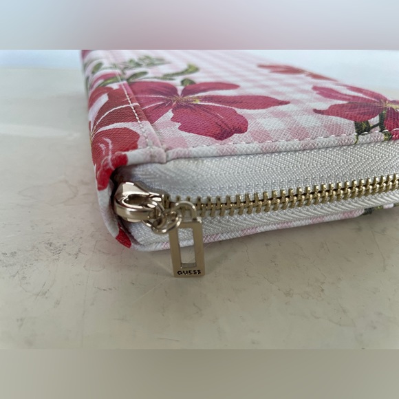 NWOT Floral Zippered Guess Wallet - Picture 4 of 12